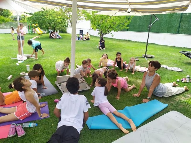 Neslihan Akın (ONLİNE ÇOCUK YOGASI)